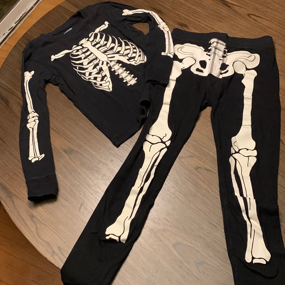 Skeleton Pajamas (glow in the dark), 100% cotton. Size YL (10). Unisex.